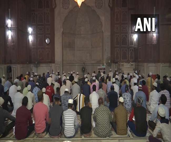 रमजान के बाद जामा मस्जिद में नमाज पढ़ने पहुंचे लोग (फोटो: एएनआइ)