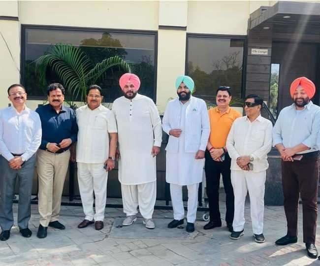पार्टी नेताओं के साथ नवजोत सिंह सिद्धू। फोटो- सिद्धू के ट्विटर अकाउंट से