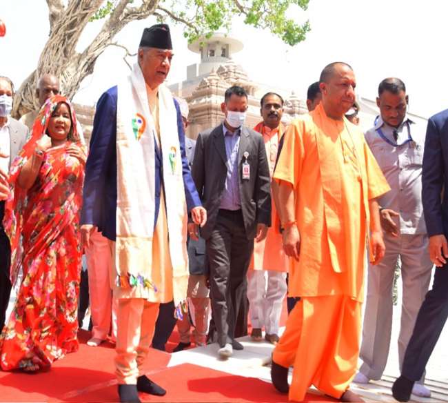 नेपाल के पीएम शेर बहादुर देउबा रविवार को वाराणसी पहुंचे और बाबा का दर्शन किया।