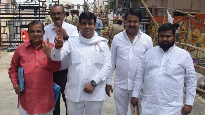 बसपा प्रत्याशी प्रवीण बंसल नामांकन के लिए जाते हुए।