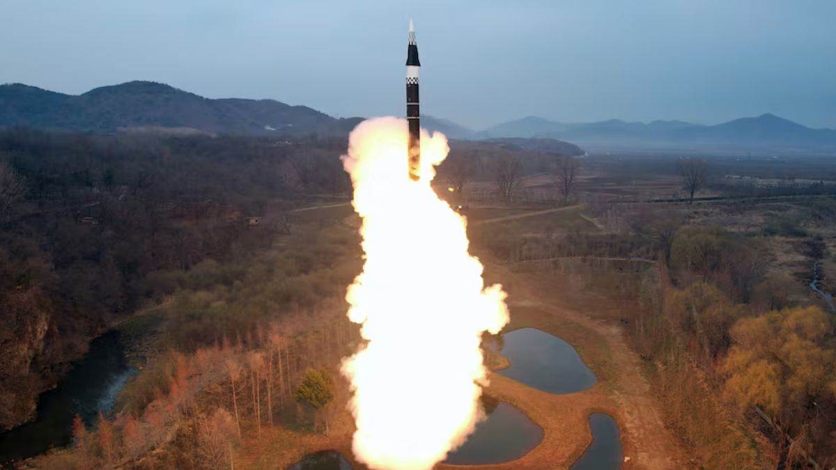 https://www.jagranimages.com/images/newimg/03042024/03_04_2024-hypersonic_ballistic_missile_23688890.jpg
