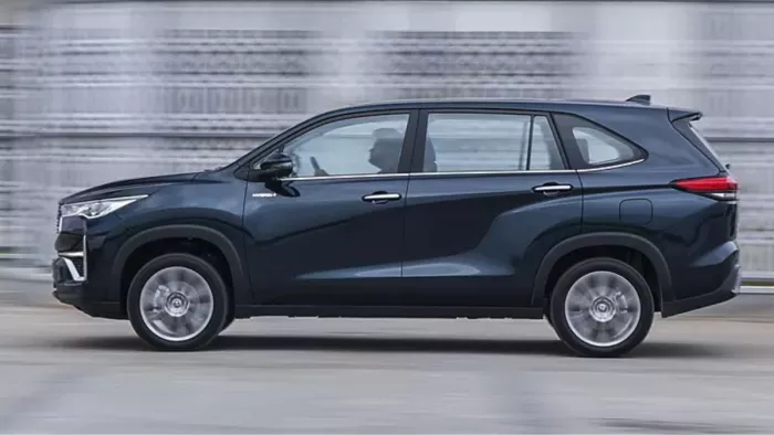 Innova HyCross के Hybrid Variant की बुकिंग शुरू हो गई है।
