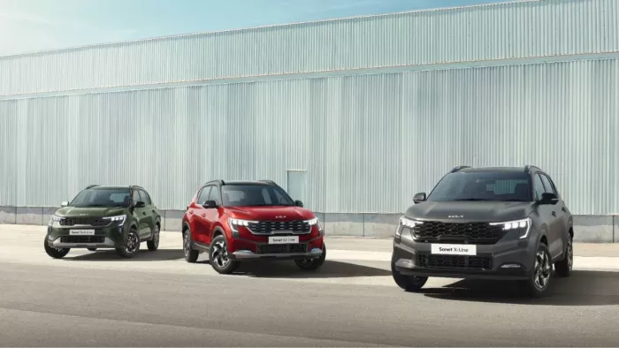 Kia Sonet के 4 नए वेरिएंट Sunroof के साथ लॉन्च हुए हैं।
