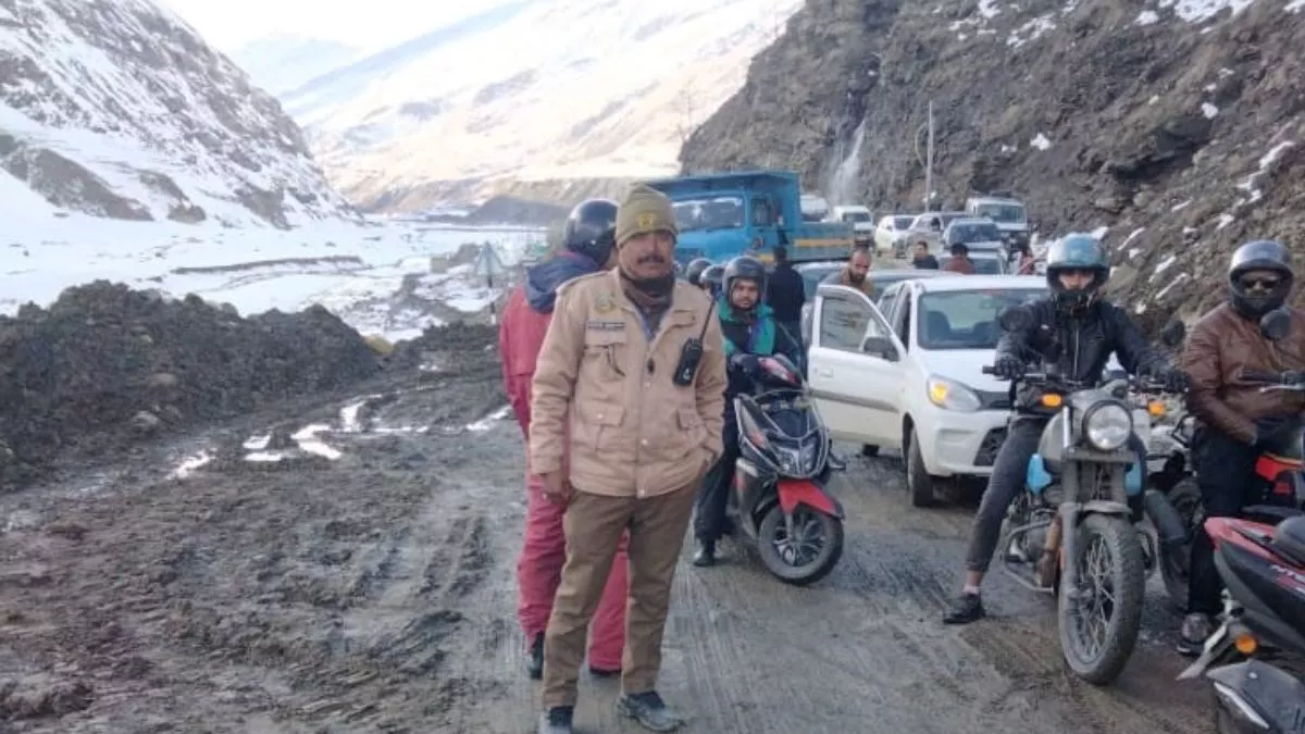 Himachal Pradesh News: मनाली-केलंग मार्ग पर सिस्सू के पास सड़क धंसी, एकतरफा हुई आवाजाही