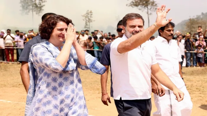 रोड शो के दौरान राहुल और प्रयंका गांधी। (फोटो - सोशल मीडिया)