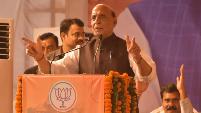 रक्षा मंत्री राजनाथ सिंह विपक्ष पर जमकर कटाक्ष (फोटो- जागरण)