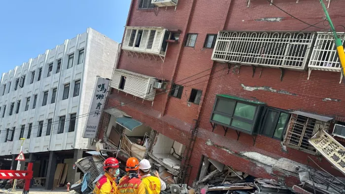 ताइवान के हुलिएन में बुधवार सुबह आए 7.4 तीव्रता के भूकंप से अबतक 7 लोगों की मौत हो गई।