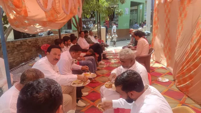 किठौर की ललियाना पुलिस चौकी में आयोजित पार्टी में शामिल गांव के लोग। सौ0 इंटरनेट मीडिया