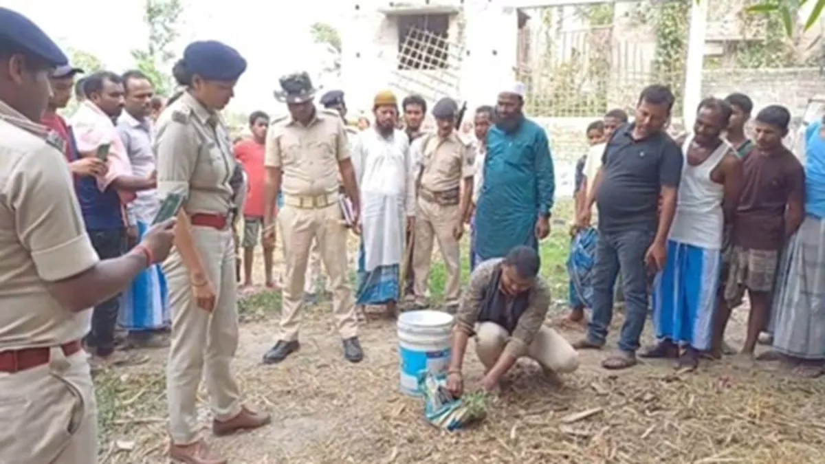 Araria News: अररिया के बोची गांव से तीन देसी बम बरामद, इलाके में मचा हड़कंप; पुलिस ने दो को किया गिरफ्तार