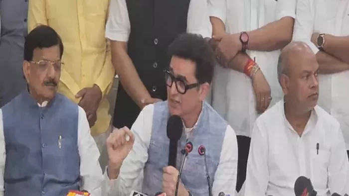 पटना में प्रेस से बात करते कांग्रेस के पूर्व सांसद डॉ अजय कुमार, राजेश कुमार व अन्य