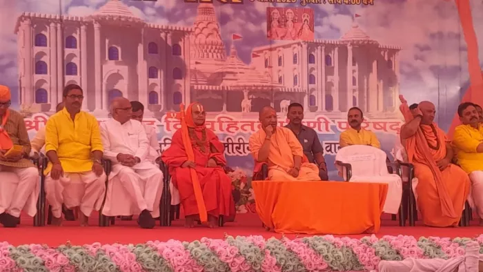 एजेंसियां समय से गुणवत्तापूर्ण कार्य को कराएं, वरना कार्रवाई तय- सीएम योगी। (तस्वीर जागरण)