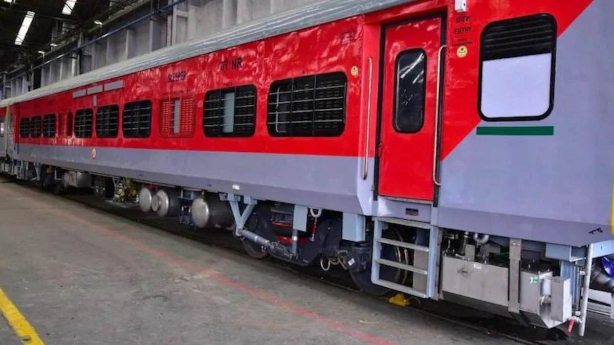 https://www.jagranimages.com/images/newimg/03042025/03_04_2025-dhanbad_ltt_train_23911173.jpg