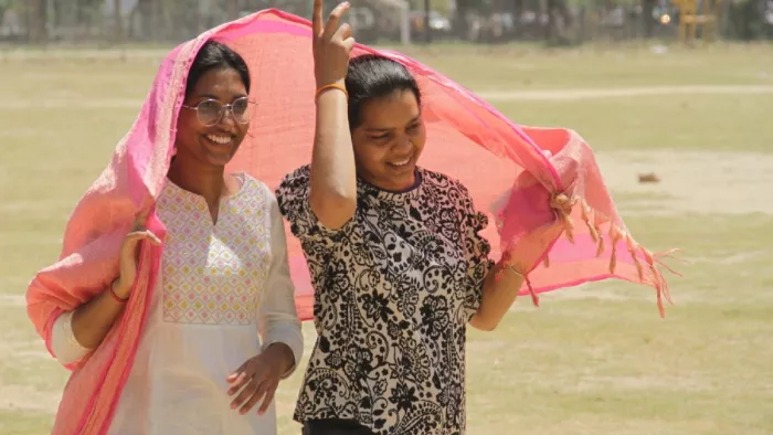 घूप से बचने के लिए दुपट्टे का सहारा लेती युवतियां। जागरण