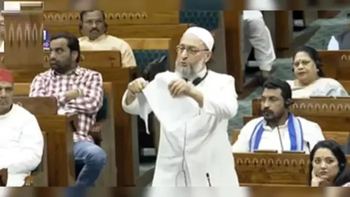 ओवैसी ने फाड़ी वक्फ संशोधन बिल की कॉपी (फोटो- वीडियो ग्रैब)