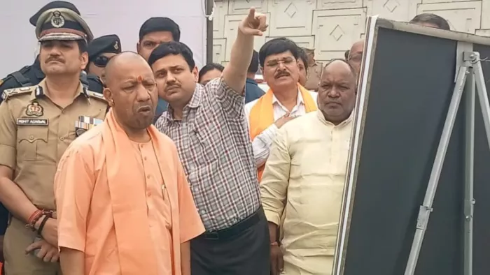 मेंहदीगंज में प्रधानमंत्री की जनसभा स्थल को देखने पहुंचे मुख्यमंत्री। जागरण