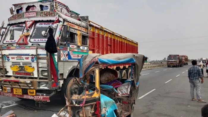 पटना के नौबतपुर में ट्रक और ऑटो में टक्कर (जागरण)