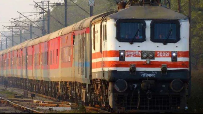 रेलवे ने पटरी पर उतारी मिलिंग मशीन, अब ट्रेनों में मिलेगी लग्जरी कार जैसी सवारी (प्रतीकात्मक तस्वीर)