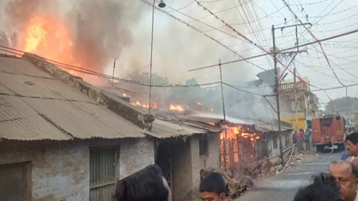 राजमहल के लकड़ी मिल में लगी भीषण आग (जागरण)