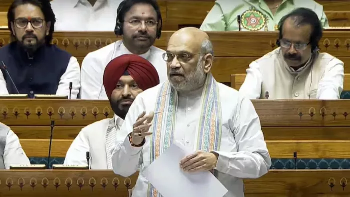 मुनंबम तटीय क्षेत्र के लगभग 600 परिवारों ने पटाखे फोड़े (फोटो: पीटीआई)