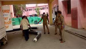 बवाल के बाद मौके पर पहुँचकर परिजनों को समझाती पुलिस