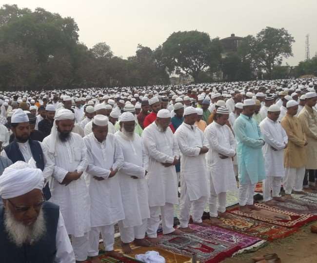 Eid Mubarak 2022: खुशनुमा मौसम ने लगाए ईद के त्योहार पर चार चांद, भागलपुर में यहां अदा की गई नमाज