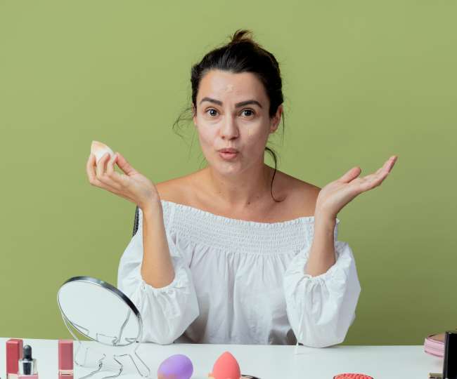 https://www.jagranimages.com/images/newimg/03052022/03_05_2022-girl_with_makeup_sponge_22680476.jpg
