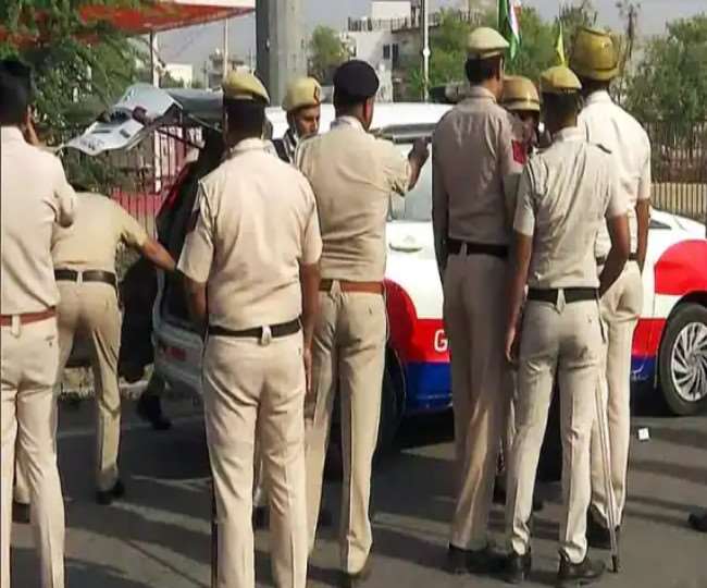 stone pelting and firing on policemen who went to catch accused of robbery in jind five injured