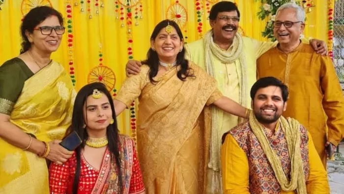 बेटे और होने वाली बहू की हल्दी में आनंद मोहन और पत्नी लवली आनंद। जागरण