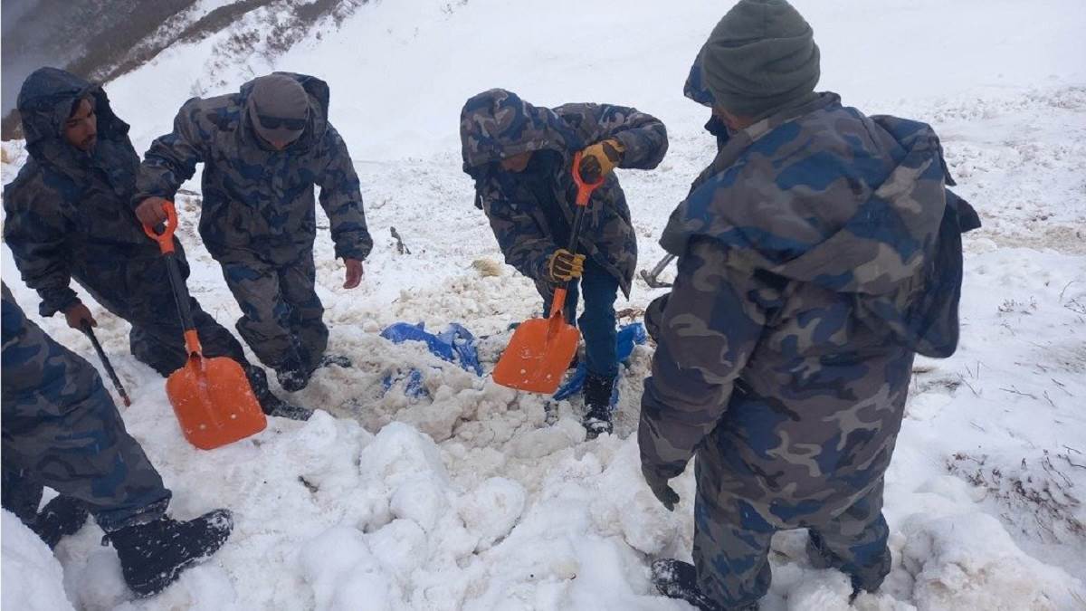 nepal avalanche police searching for five missing people after avalanche