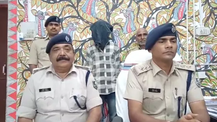 गिरफ्तार अपराधी के साथ प्रेसवार्ता करते एसडीपीओ डॉ. सतीश सुमन, दायें से थानाध्यक्ष अरुण कुमार