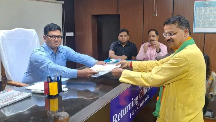 नामांकन पत्र दाखिल करते कटक भाजपा से लोकसभा उम्मीदवार भर्तृहरि महताब