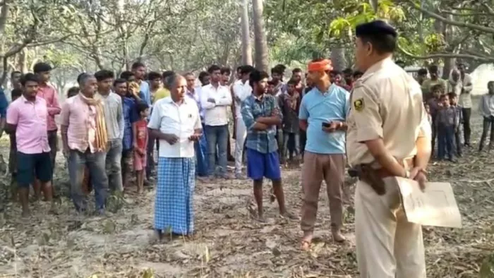 आम बगीचे में पेड़ से लटकता मिला शव, जांच में जुटी पुलिस। (जागरण फोटो)