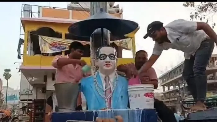 आंबेडकर की मूर्ति पर माल्यार्पण के बाद लोगों ने 51 किलो दूध से नहलायी प्रतिमा