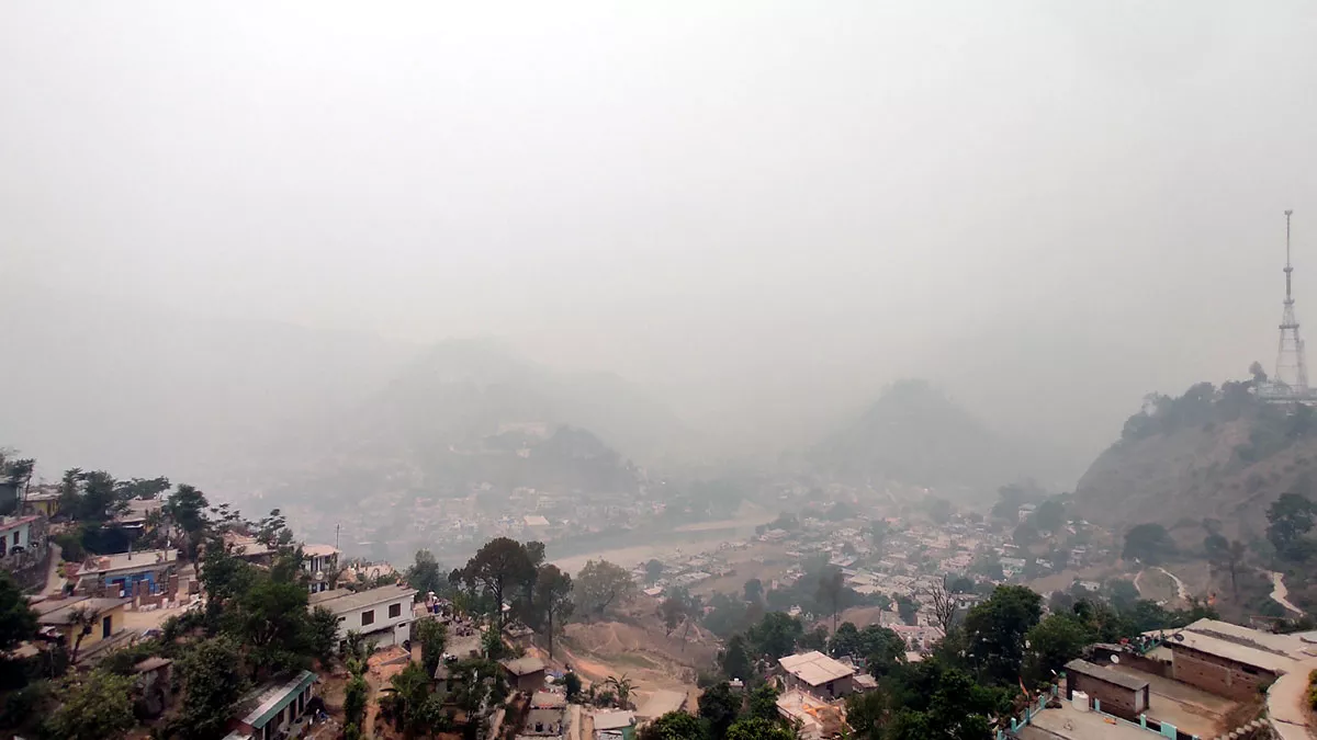 Uttarakhand Forest Fire: वातावरण में फैले धुएं से बढ़ने लगा बीमारियों का खतरा, सूर्य की किरणें भी मंद; बच्चे-अस्थमा रोगी सबसे अधिक परेशान