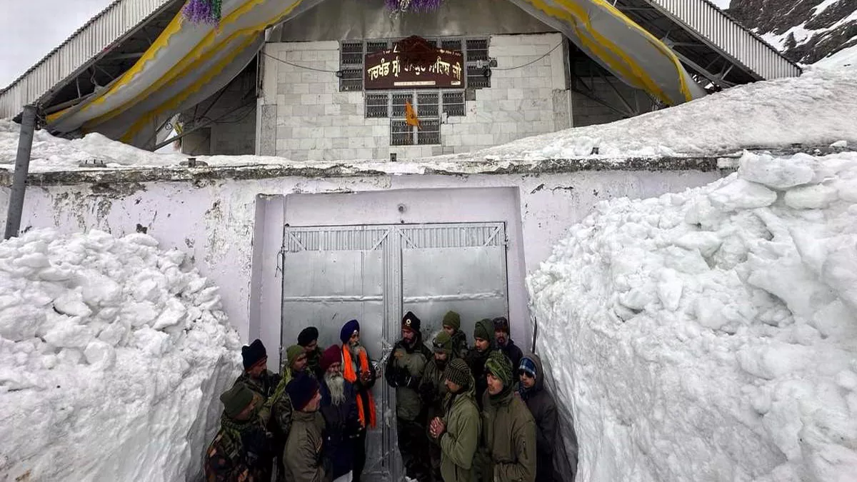 सेना ने Hemkund Sahib में डाला डेरा, परिसर से हटाई बर्फ; अब अटलाकोटी की ओर संभालेगी मोर्चा