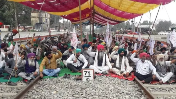 पटियाला में शंभू रेलवे स्टेशन पर किसानों का धरना अभी भी जारी (फाइल फोटो)