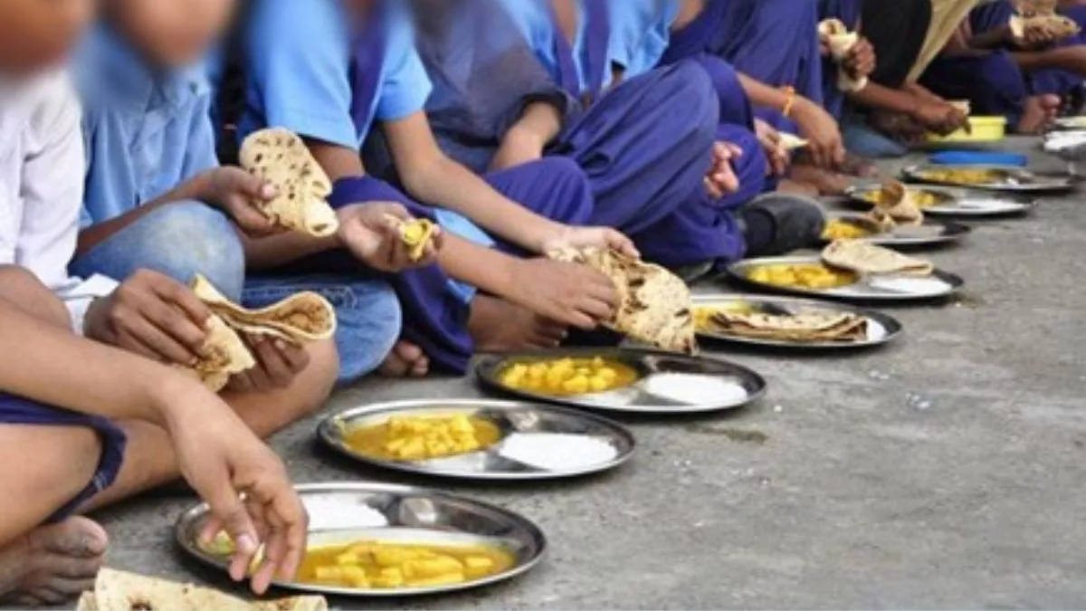 यूपी के इस स्कूल के 14 बच्चों की हालत बिगड़ी, कच्ची रोटी-कच्चे चावल, खराब खाने ने कराई Food Poisoning