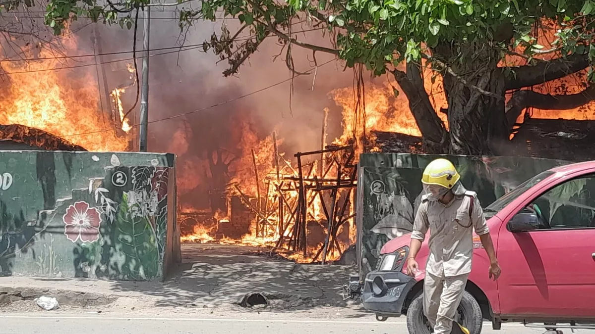 Patna Golghar Fire : पटना के गोलघर के पास लगी भयंकर आग; 9 गैस सिलेंडर में विस्फोट से दहशत, देखें Photos