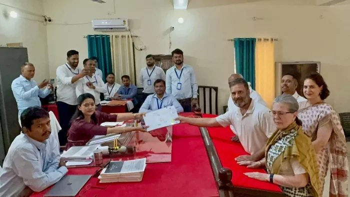 रायबरेली लोकसभा सीट से नामांकन पत्र दाखिल करते राहुल गांधी।