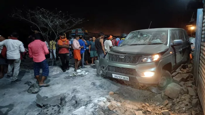 बाइक को टक्कर मारने वाली बोलेरो व घटनास्थल पर जुटी भीड़