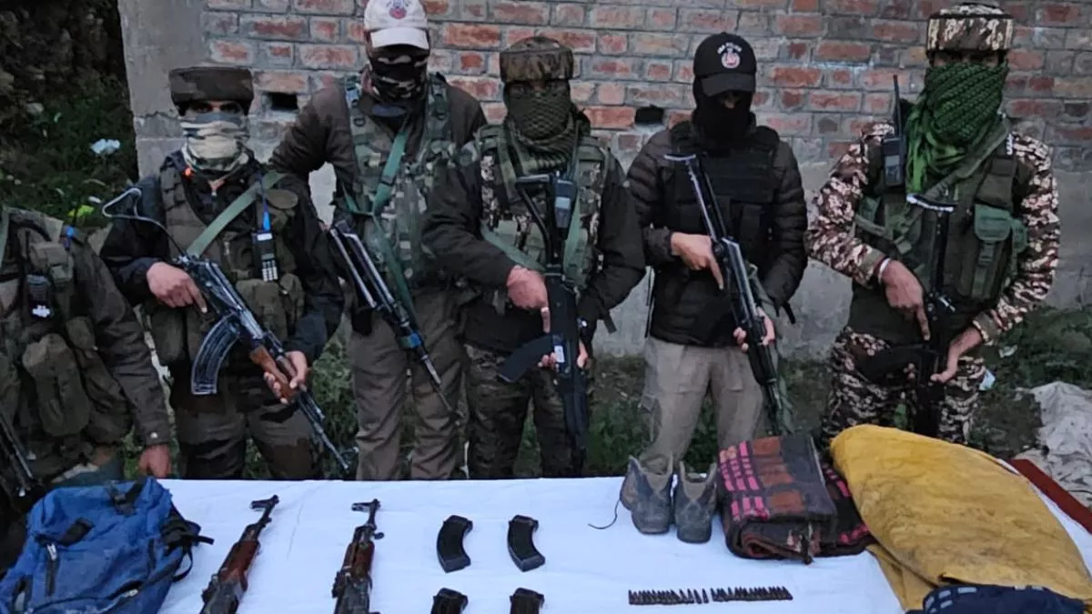 Jammu Kashmir News: सुरक्षाबलों ने बांडीपोरा में आतंकी ठिकाने का किया भंडाफोड, भारी मात्रा में हाथियार बरामद