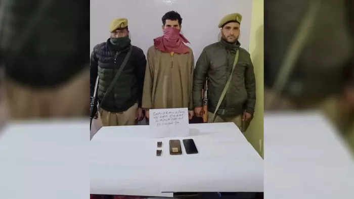 Jammu Kashmir News: शोपियां में ड्राइवर को गोली मारने वाले आतंकियों का सहयोगी गिरफ्तार