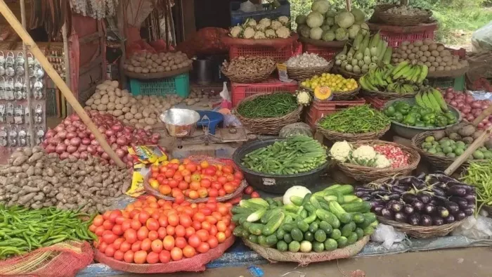 तेज पड़ रही गर्मी के बीच आवक घटने से हरी सब्जियां भी महंगी हुई है।
