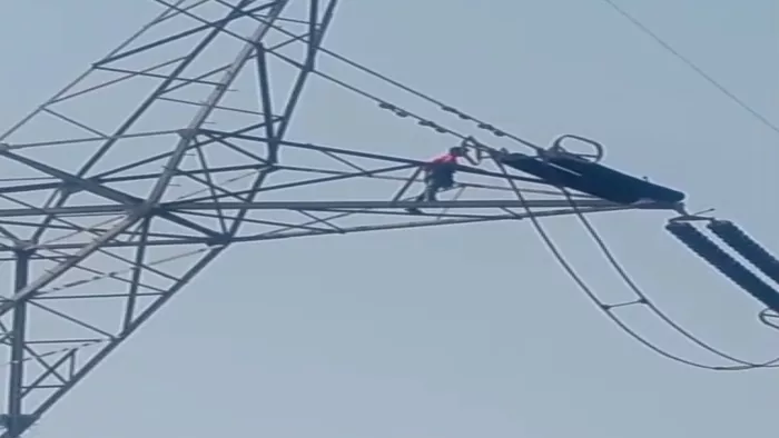 हाईटेंशन विद्युत प्रवाहित टावर में चढ़ा युवक