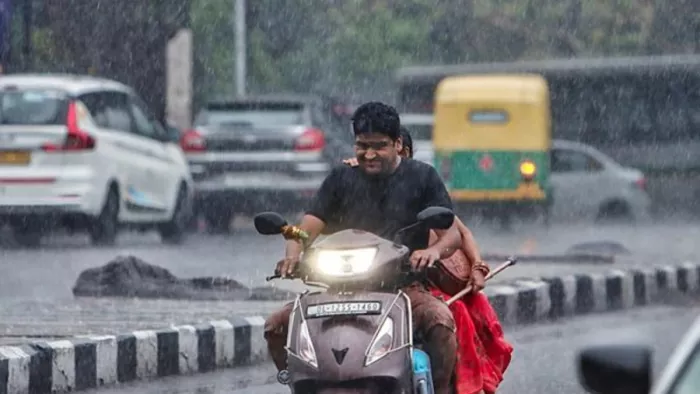 दिल्ली-यूपी समेत कई राज्यों में बारिश-आंधी की चेतावनी, श्रीनगर में भूस्खलन (फोटो- एएनआई)