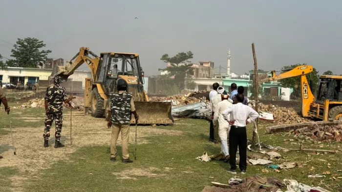नेपाल सीमा से सटे मदरसे पर चला बुलडोजर। जागरण