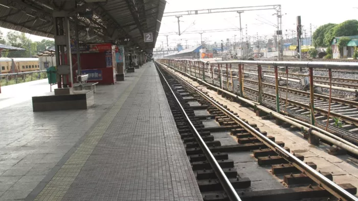 नान इंटरलाकिंग व तीसरी लाइन के विस्तारीकरण को देखते हुए ट्रेनों का संचालन बंद रहा। -अभिनव राजन चतुर्वेदी