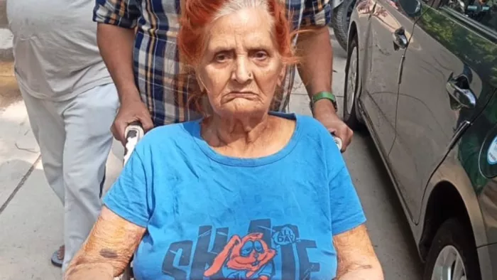 योजना का लाभ लेकर बुजुर्ग हुईं आयुष्मान। जागरण