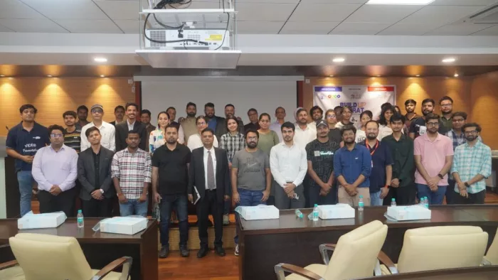 अभिनेश को दो यात्रियों को जाली पासपोर्ट देने के आरोप में हिरासत में लिया गया है। जागरण