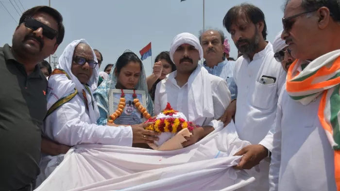 शुभम की अस्थियां विसर्जित कर रो पड़े पिता, फफकती रहीं पत्नी